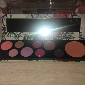 MAC Cosmetics Makeup - Brand new Mac fashion fanatic palette MAC Cosmetics Makeup - Brand new Mac fashion fanatic palette